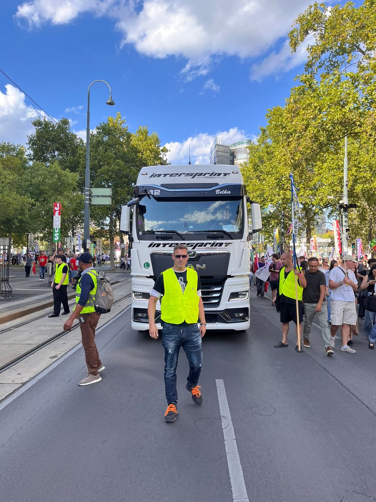 Ordner sichert die Strecke vor dem Begleitfahrzeug