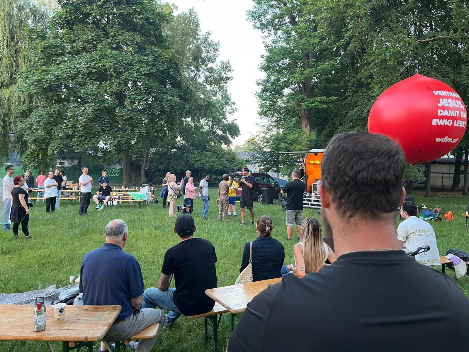 Teammitglied beobachtet eine christliche Open-Air-Veranstaltung im Park