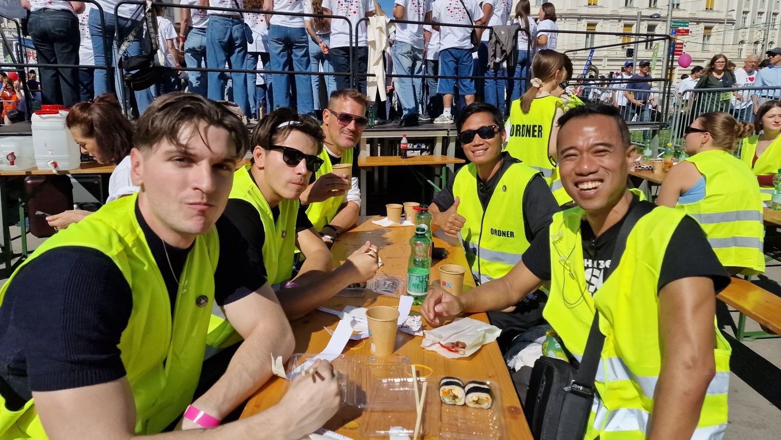 Ordnerteam in Warnwesten bei der Pause