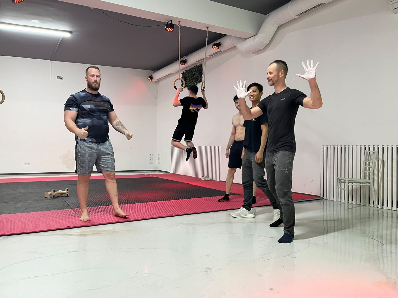 Krafttraining an den Ringen im Trainingsraum