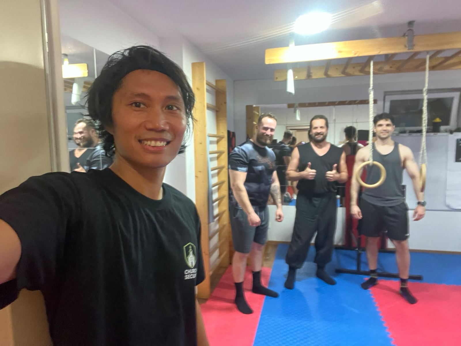 Trainer und Teilnehmer nach dem Training
