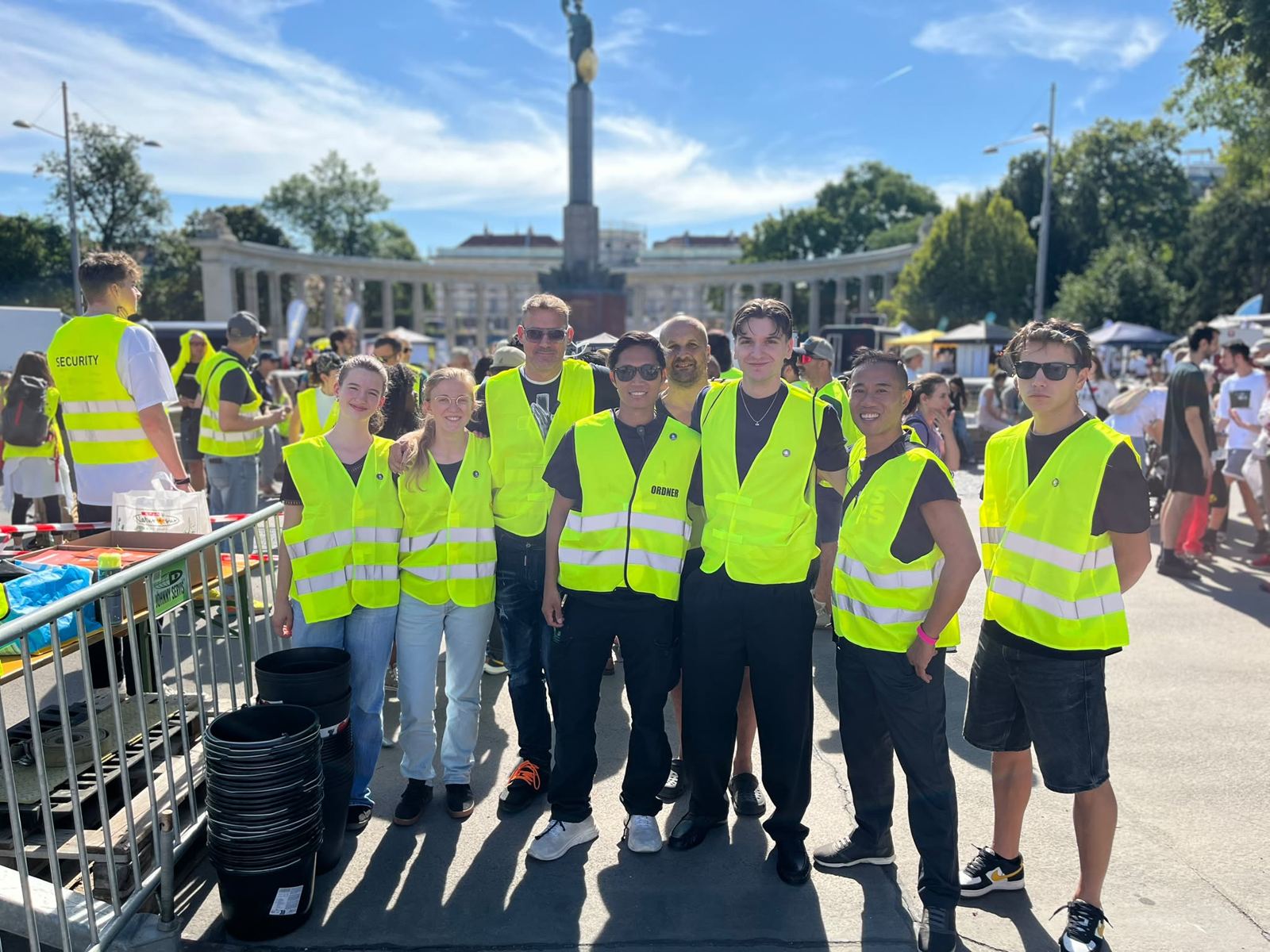 Ordnerteam in Warnwesten vor dem Denkmal am Schwarzenbergplatz in Wien